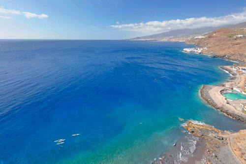 Beachfront Seaview Oasis - Private Terrace & Panoramic Ocean Views
