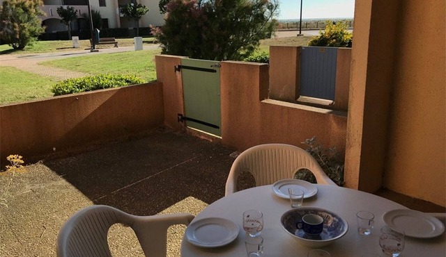 Beachfront Studio with Cabin - Sleeps 4, Private Parking, Near Shops