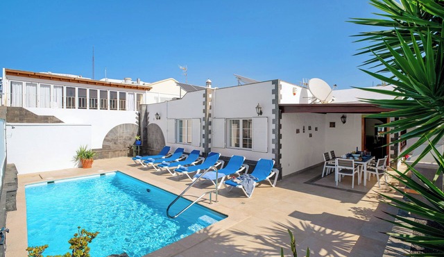 Beachside Villa "Muñoz" with Heated Pool, Air Conditioning & Wi-Fi