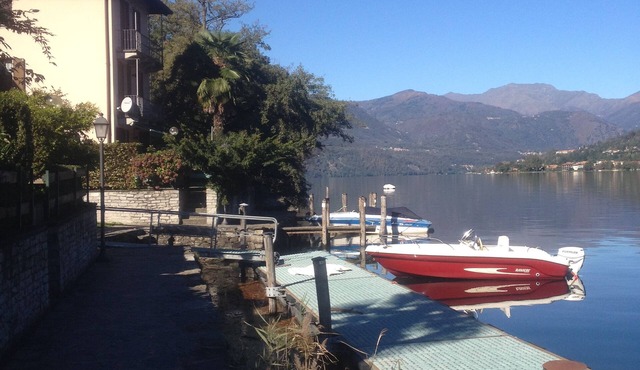 Beautiful 100 sqm apartment with private garden directly on the lake
