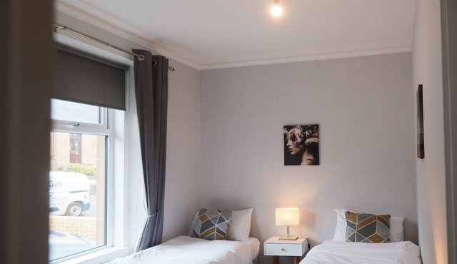 Beautiful 3-Bedroom Home | Disability-Friendly | Fast WiFi | Smart TV | Free Parking