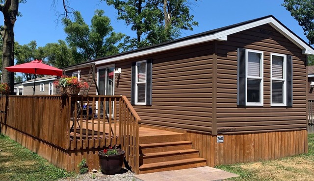 Beautiful 3 Bedrooms Getaway On Niagara on the Lake perfect for 4 adults + kids