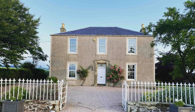 Beautiful 4 bdrm Farmhouse with ocean views, Fife.