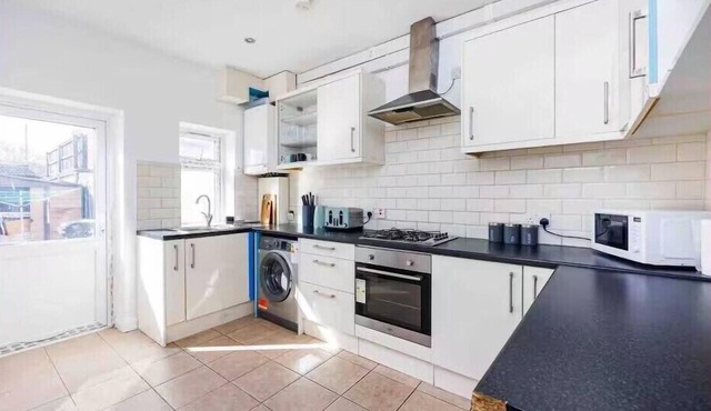 Beautiful 4 bedroom house in Eastham, London
