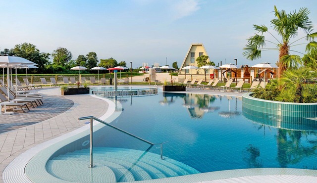 Beautiful apartment in villa for 6 guests with pool, WIFI, A/C, TV, terrace and pets allowed