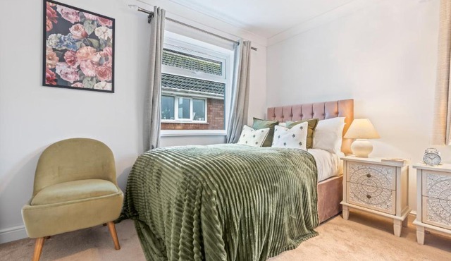 Beautiful Albrighton Village Stay! Driveway 3 Double Beds 1 Single 2 WC - OFF M54 RAF Cosford Shifnal Telford Oxley Staffordshire -JLR Wolves Stafford I54 Business Park- 10 Mins to M6- 40 Mins to NEC Regular & Long Work Stays available - Samina- ARZ Stays
