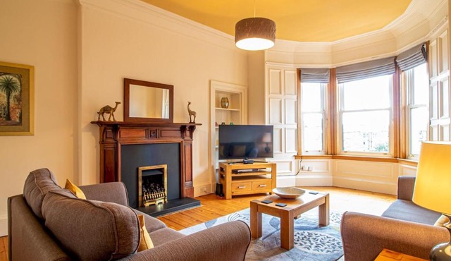 Beautiful and Bright Georgian Style Morningside Apartment - Pass the Keys