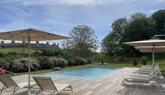 Beautiful apartment for 2 guests with WIFI, A/C, pool, TV and pets allowed, close to Siena
