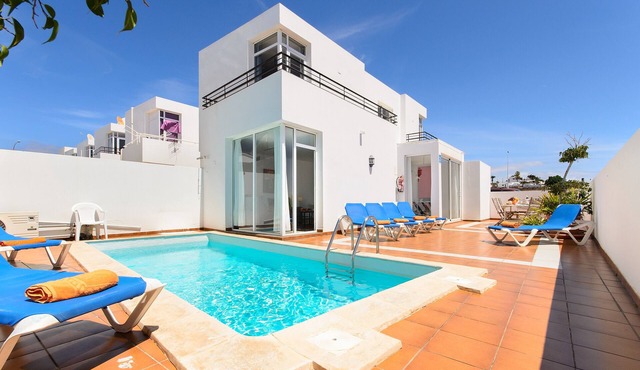 Beautiful holiday house with Heated Pool, Private Patio and Great Location