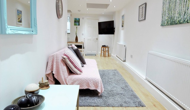 BEAUTIFUL HOMELY 2 BEDROOM APARTMENT IN THE HEART OF GREENWICH