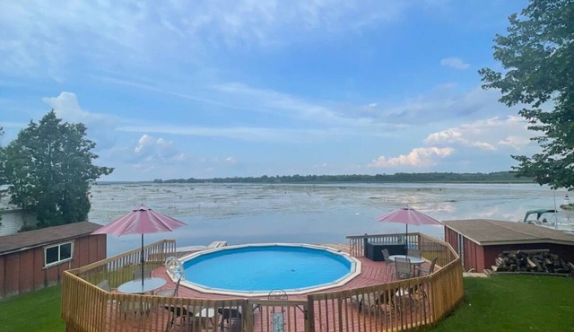 Beautiful Lake front Cottage With Pool