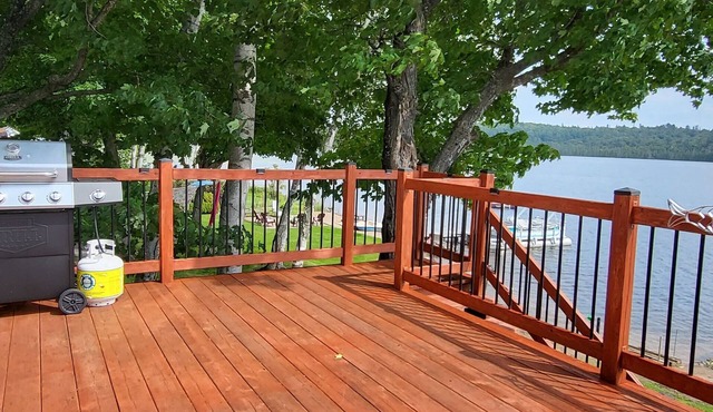 Beautiful lakefront cottage with private beach
