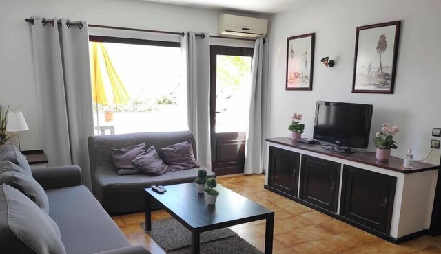 Beautiful modern 2 bed apartment with a stunning sea view and close to the beach