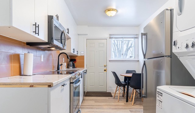 Beautiful Ottawa home in a serene environment. Walking distance to amenities