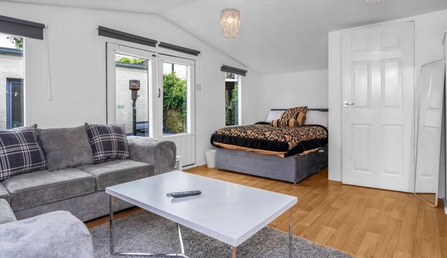 Beautiful private apartment next to the royal infirmary hospital