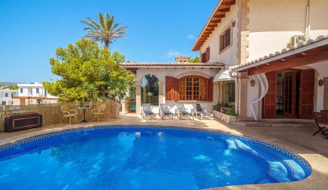 Beautiful private villa for 11 guests with A/C, WIFI, private pool, TV and terrace