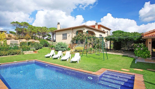 Beautiful private villa for 6 guests with private pool, WIFI, TV, patio and pets allowed