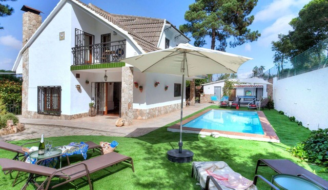 Beautiful private villa for 9 people with WIFI, private pool, TV and patio