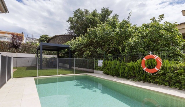 Beautiful private villa for 7 people with WIFI, private pool, A/C, TV and patio