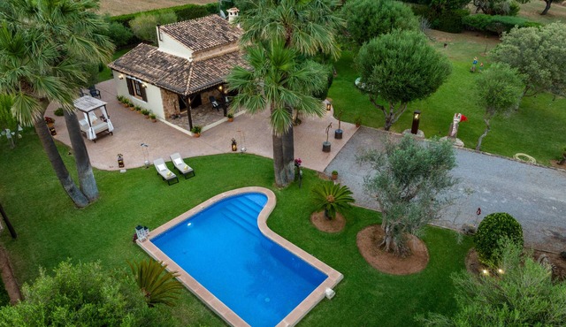 BEAUTIFUL RUSTIC VILLA IN ALCUDIA 1 KM FROM THE BEACH, FREE WIFI, PRIVATE POOL.