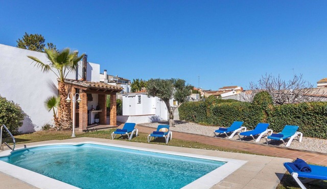 Beautiful villa for 8 guests with private pool, WIFI, TV, patio and pets allowed