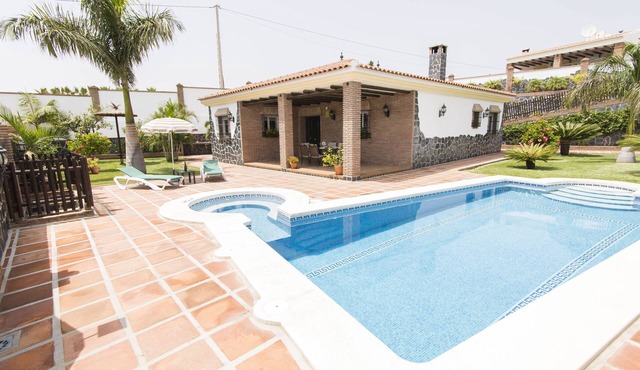 Beautiful Villa With Heated* Pool & Jacuzzi, Air Conditioning, WIFI Internet