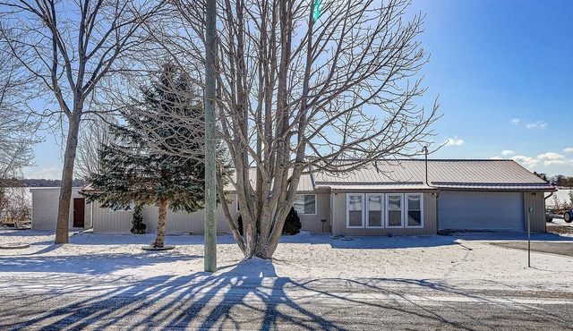 Beautiful Waterfront Cottage in Kawartha Lakes