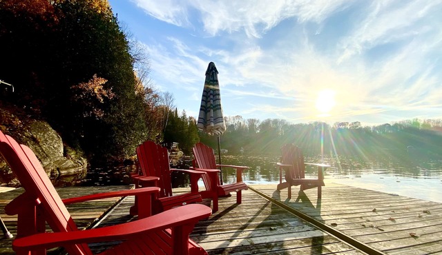 Beautiful Waterfront Cottage w/Swim Spa Hot Tub, Sleeps 19
