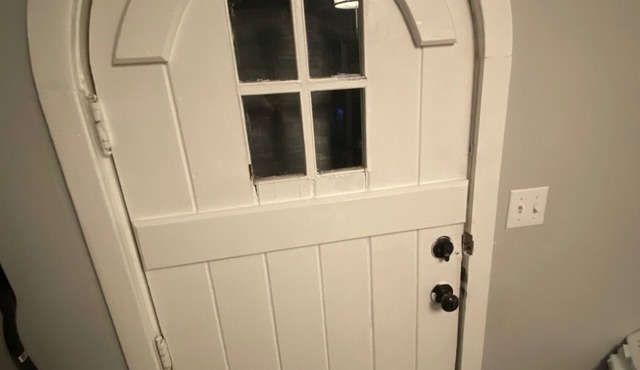 Bedroom w/living room/bathroom/kitchen/free WiFi/walk to Lake Erie beach