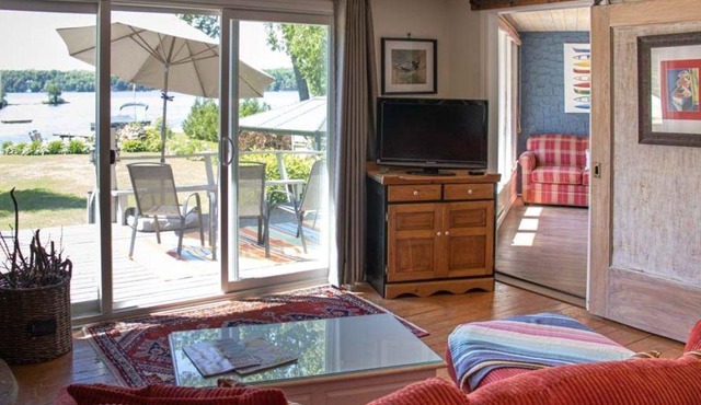 Between the Locks - Affordable 3Br Waterfront Cottage - Pet-Friendly