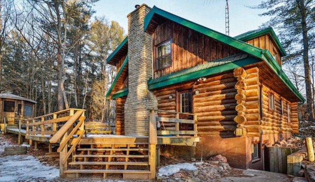 Big Log Cabin Home right in town of Buckhorn