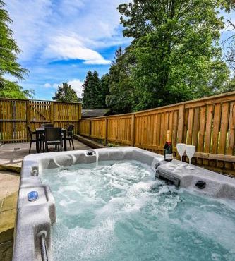Birch Lodge 18 with Hot Tub