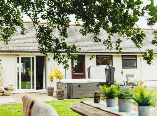 Birchwood Cottage with hot tub