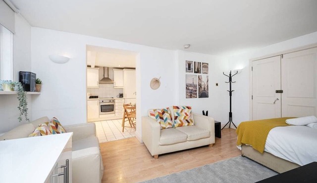 Bishopsgate apartment. Liverpool Street Station