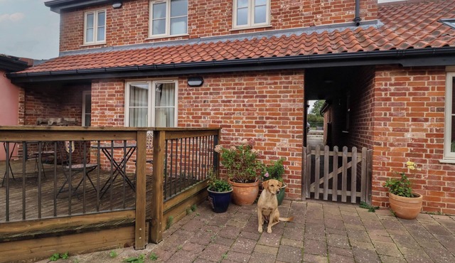 BLACKSMITH'S COTTAGE, pet friendly, with a garden in Ipswich