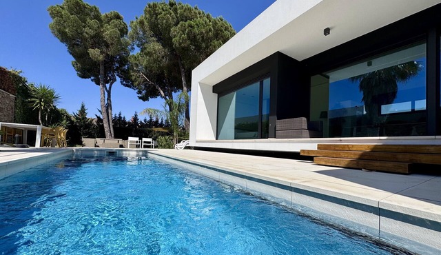 Blanca: Modern villa with private pool and garden