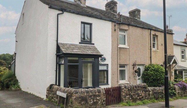 BLUEBELL COTTAGE, pet friendly, with open fire in Heysham