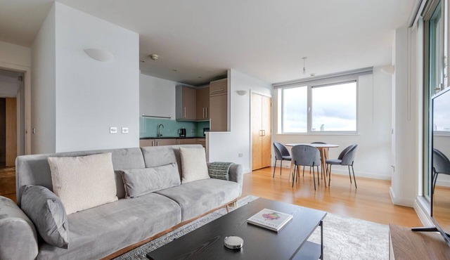 Blueground | Shadwell, balcony, nr Tower Bridge