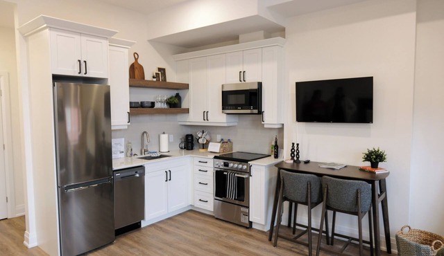 Brand New! Downtown Stratford - The Blowes Inn: Suite 3B King Bed