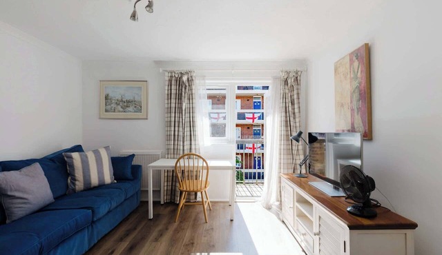Bright 1 BDR Apartment with Private Terrace