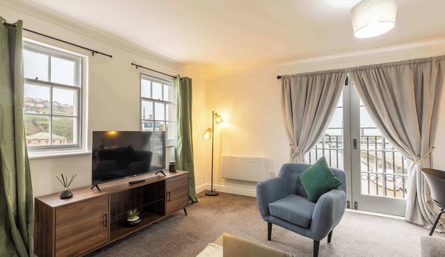 Bright 1 Bed Harbour-side Apartment w Sea Views