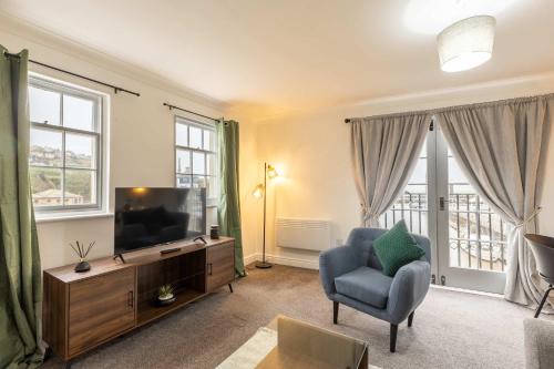 Bright 1 Bed Harbour-side Apartment w Sea Views