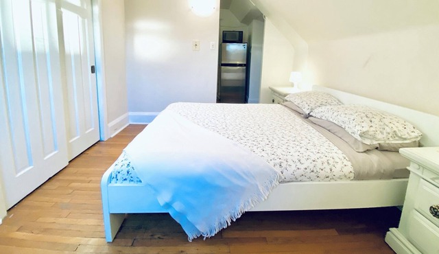 Bright 1 bed next to High Park!