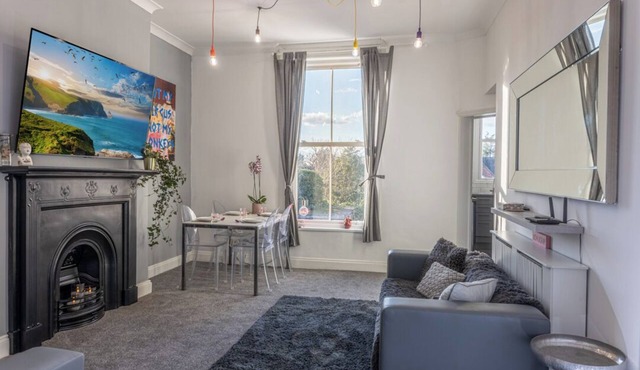 Bright 2 Bedroom High Street Apartment In Heart Of Town