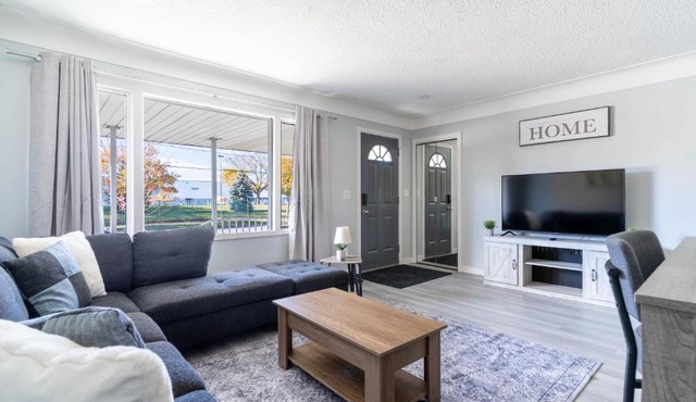 Bright 2BR Home Near Airport & Shops