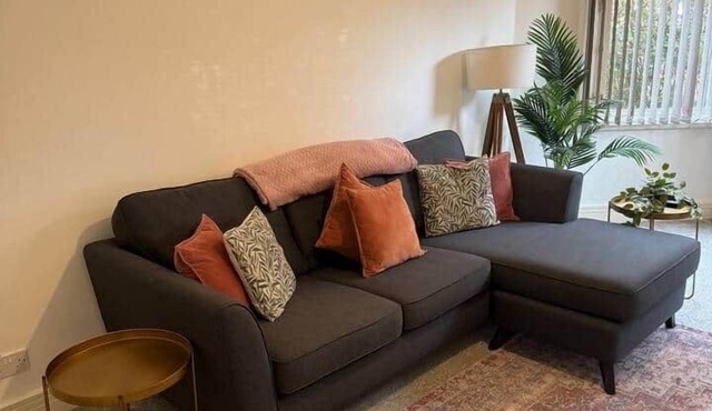 Bright 3-BR Flat Sleeps 6 + Parking | Queens Park