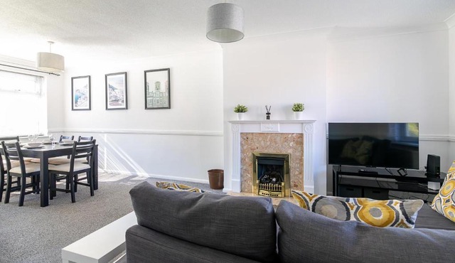 Bright 3BR House with Garden & EV Parking Sleeps 6