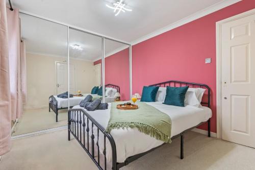 Bright 4-BR Home in Romford, Guests 7, with Garden, Wi-Fi, Parking & Amenities'
