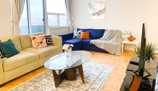 Bright Apartment Close to City w/ Free Parking
