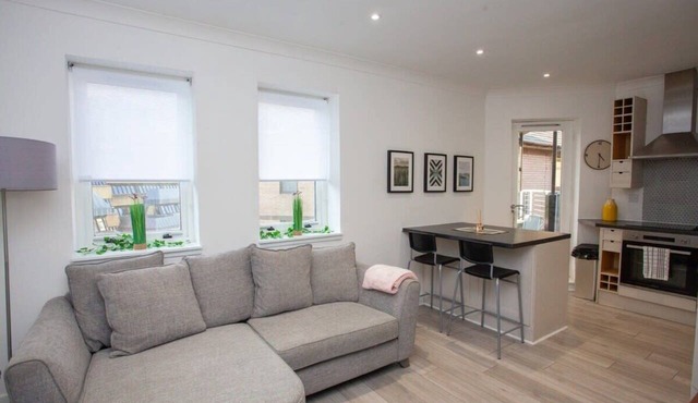 Bright Central Flat with Balcony and Free Parking!